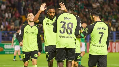 Los jugadores del Real Betis celebran uno de los goles anotados ante el CD G&eacute;vora | Salvador L&oacute;pez Medina para El MIRA