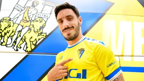 Iza Carcel&eacute;n posa con la camiseta del C&aacute;diz CF | CCF