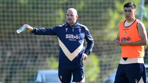 Paco L&oacute;pez, junto a Tom&aacute;s Alarc&oacute;n, en un entrenamiento del C&aacute;diz CF | @PacoLopezEntre1