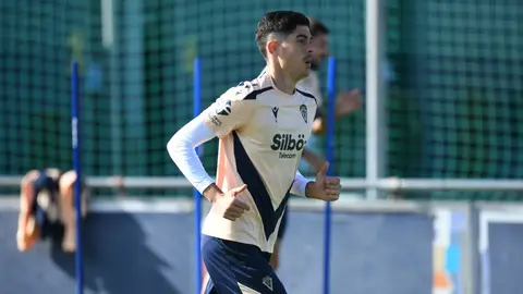 Carlos Fern&aacute;ndez durante un entrenamiento del C&aacute;diz CF | CCF