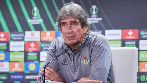 Manuel Pellegrini en la rueda de prensa previa al Mlad&aacute; Boleslav - Real Betis | Salvador L&oacute;pez Medina para El MIRA