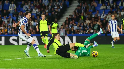 Gol en propia puerta de Diego Llorente en el Real Sociedad - Real Betis | @RealSociedad