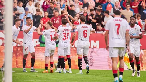 Los jugadores del Sevilla FC celebran el gol anotado ante el Rayo Vallecano | Salvador L&oacute;pez Medina para El MIRA