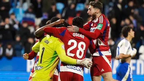Los jugadores del Granada CF celebran junto a Luca Zidane el pase de ronda en la Copa del Rey | GCF