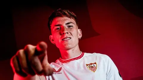 Valent&iacute;n Barco en su presentaci&oacute;n con el Sevilla FC | SFC