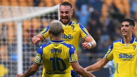 Brian Ocampo y Javi Ontiveros celebran uno de los goles del C&aacute;diz CF ante el M&aacute;laga CF | CCF