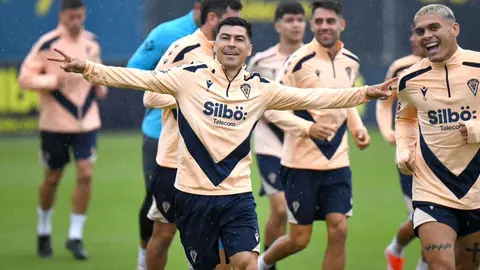 Tom&aacute;s Alarc&oacute;n y Brian Ocampo durante un entrenamiento lluvioso con el C&aacute;diz CF | @TomasAlarconV