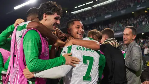 Los jugadores del Betis celebran el gol de Juanmi en el Real Betis - Celje | Salvador L&oacute;pez Medina para El MIRA