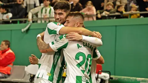 Antonio Casas celebra, junto a Th&eacute;o Zidane, su gol anotado en el C&oacute;rdoba CF - SD Eibar | CCF