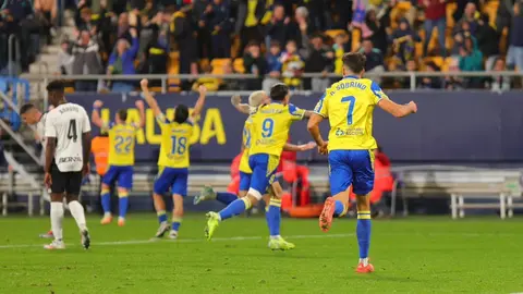 Los jugadores del C&aacute;diz CF celebran el golazo anotado por Brian Ocampo ante el Burgos CF | CCF