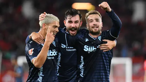 Brian Ocampo y V&iacute;ctor Chust celebran el gol de Javi Ontiveros en el UD Almer&iacute;a - C&aacute;diz CF | CCF