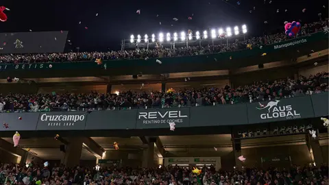 Lluvia de peluches en el Real Betis -Rayo Vallecano | Salvador L&oacute;pez Medina para El MIRA