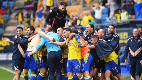 Los jugadores del C&aacute;diz CF celebran el gol anotado por Iza Carcel&eacute;n ante el Real Oviedo | CCF