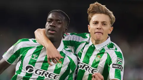 Assane Diao celebra su gol ante el FC Barcelona junto a Jes&uacute;s Rodr&iacute;guez | @RealBetis