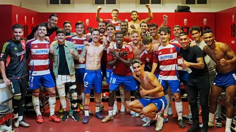 Los jugadores del Granada CF celebran la victoria obtenida contra el C&oacute;rdoba CF | GCF