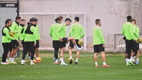 Marc Roca en el entrenamiento del Real Betis previo al Real Valladolid | Salvador L&oacute;pez Medina para El MIRA