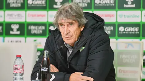 Manuel Pellegrini en la rueda de prensa previa al Real Valladolid - Real Betis | Salvador L&oacute;pez Medina para El MIRA