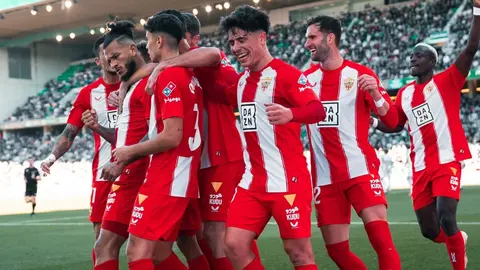 Los jugadores de la UD Almer&iacute;a celebran el gol de Luis Su&aacute;rez ante el C&oacute;rdoba CF | UDA