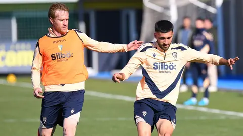 &Aacute;lex Fern&aacute;ndez y Mario Climent en un entrenamiento del C&aacute;diz CF | CCF