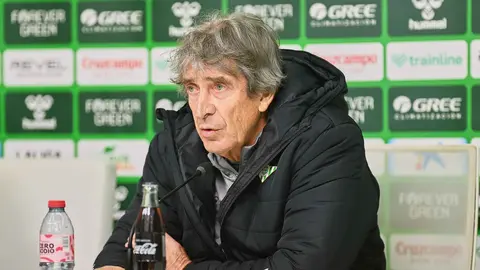 Manuel Pellegrini en la rueda de prensa previa al Real Betis - Deportivo Alav&eacute;s | Salvador L&oacute;pez Medina para El MIRA