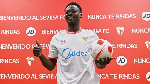 Akor Adams en su presentaci&oacute;n con el Sevilla FC | Salvador L&oacute;pez Medina para El MIRA