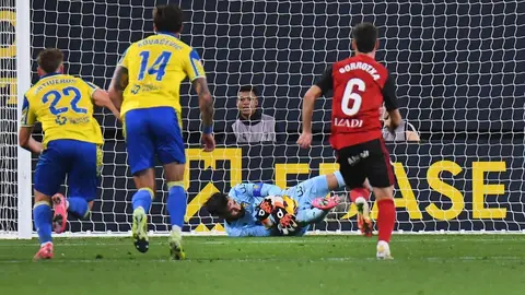 David Gil ataj&oacute; un penalti en el C&aacute;diz CF - CD Mirand&eacute;s | CCF