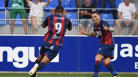 Chimy &Aacute;vila y Cucho Hern&aacute;ndez celebran un gol con la SD Huesca | SDH