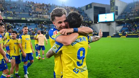 Roger Mart&iacute; e Iv&aacute;n Alejo celebran la victoria del C&aacute;diz CF ante el C&oacute;rdoba CF | CCF