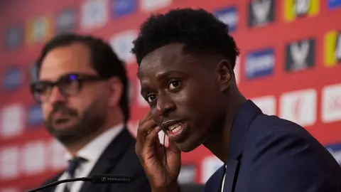 Sambi Lokonga durante su presentaci&oacute;n con el Sevilla FC | Salvador L&oacute;pez Medina para El MIRA