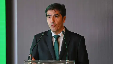 &Aacute;ngel Haro en la presentaci&oacute;n de Antony y Cucho Hern&aacute;ndez con el Real Betis | Salvador L&oacute;pez Medina para El MIRA
