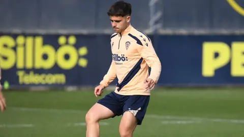 &Oacute;scar Melendo durante un entrenamiento con el C&aacute;diz CF | CCF