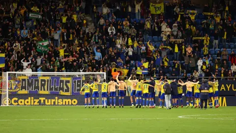 Los jugadores del C&aacute;diz CF celebran una victoria en Fondo Norte | CCF