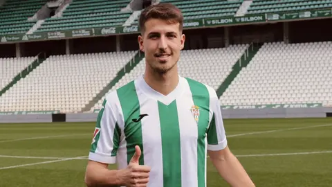 Pedro Ortiz posa en su presentaci&oacute;n con el C&oacute;rdoba CF | CCF