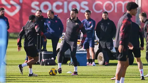 Gudelj en el entrenamiento del Sevilla FC previo al Valladolid | Salvador L&oacute;pez Medina para El MIRA