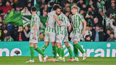 Los jugadores del Real Betis celebran un gol ante el Athletic Club | Salvador L&oacute;pez Medina para El MIRA