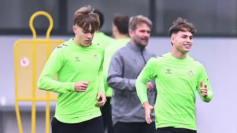 Jes&uacute;s Rodr&iacute;guez y &Aacute;ngel Ortiz en un entrenamiento con el Real Betis | Salvador L&oacute;pez Medina para El MIRA