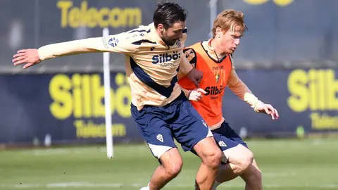 Bojan Kovacevic y &Aacute;lex Fern&aacute;ndez durante un entrenamiento del C&aacute;diz CF | CCF