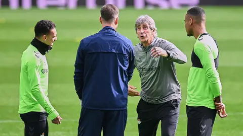 Antony, Adri&aacute;n, Natan y Manuel Pellegrini en el entrenamiento del Real Betis previo al Gent | Salvador L&oacute;pez Medina para El MIRA