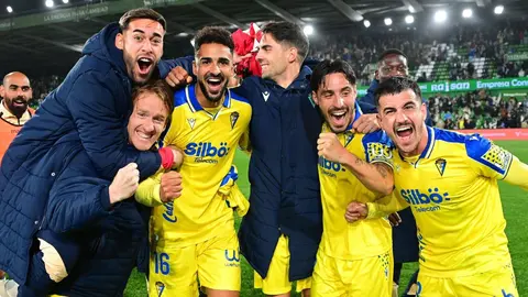 Los jugadores del C&aacute;diz CF celebran la gran victoria obtenida en El Sardinero | CCF