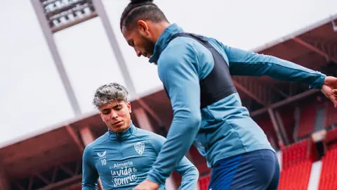Luis Su&aacute;rez y Nico Melamed durante un entrenamiento de la UD Almer&iacute;a | UDA