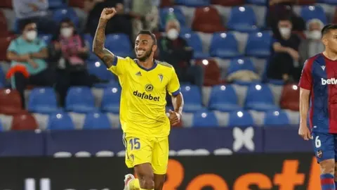 Carlos Akapo celebra un gol anotado en un Levante UD - C&aacute;diz CF | LaLiga