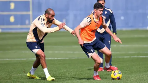 Carlos Fern&aacute;ndez y Fali durante un entrenamiento del C&aacute;diz CF | CCF