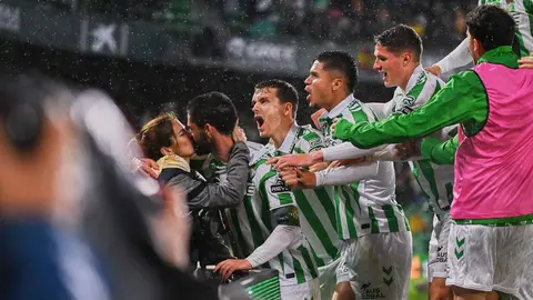 Isco celebra con su mujer, Sala S&aacute;lamo, en el Real Betis - Real Madrid | Salvador L&oacute;pez Medina para El MIRA