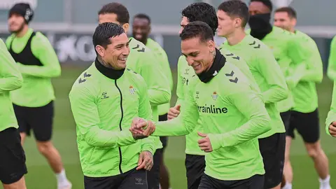 Chimy &Aacute;vila y Antony en el entrenamiento del Real Betis previo al Vitoria de Guimaraes | Salvador L&oacute;pez Medina para El MIRA