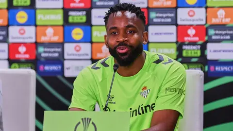 C&eacute;dric Bakambu en la rueda de prensa previa al Real Betis - Vitoria Guimaraes | Salvador L&oacute;pez Medina para El MIRA