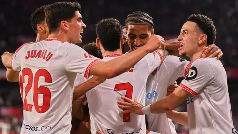 Los jugadores del Sevilla FC celebran el gol de Kike Salas ante el RCD Mallorca | Salvador L&oacute;pez Medina para El MIRA