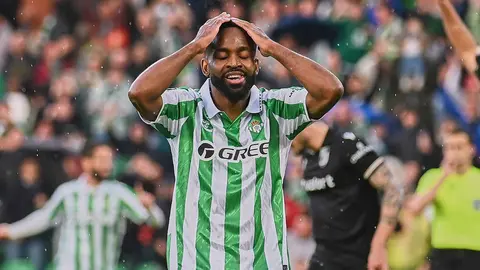 Bakambu en el Real Betis - Vitoria Guimaraes | Salvador L&oacute;pez Medina para El MIRA