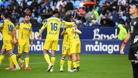 Los jugadores del C&aacute;diz CF celebran uno de los goles anotados ante el M&aacute;laga CF | CCF