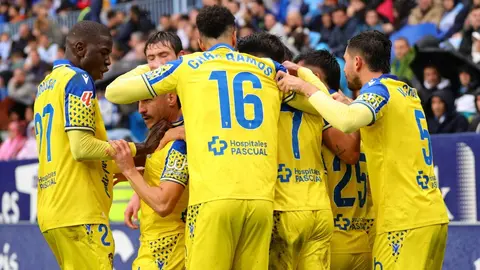 Los jugadores del C&aacute;diz CF celebran uno de los goles anotados ante el M&aacute;laga CF | CCF