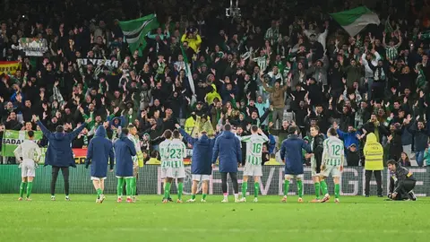 Los jugadores del Real Betis celebran la victoria ante Las Palmas con la afici&oacute;n | Salvador L&oacute;pez Medina para El MIRA